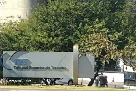 Professora receberá horas extras por atender alunos durante o recreio